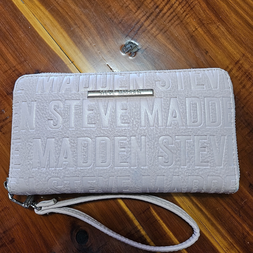 🎁🎁3/20🎁🎁Steve Madden White Wristlet